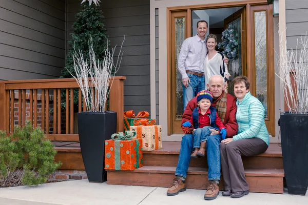 Familie poseren voor familie foto. — Stockfoto