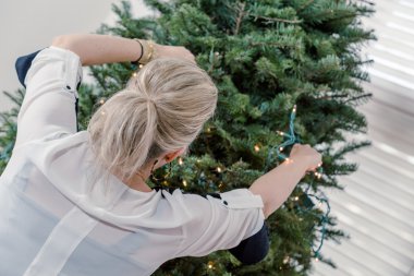 Noel ağacını süsleyen güzel kadın.