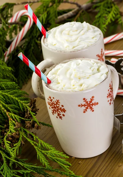 Chocolate caliente con crema batida y paja — Foto de Stock