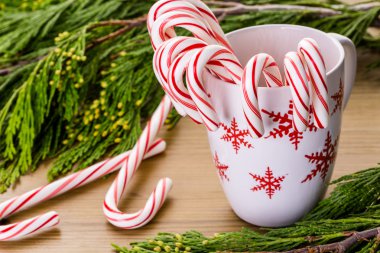 Ahşap masa üzerinde geleneksel şekerler