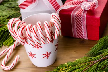 Noel hediyesi beyaz ve kırmızı kutuları