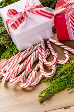 Noel hediyesi beyaz ve kırmızı kutuları