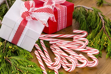 Noel hediyesi beyaz ve kırmızı kutuları