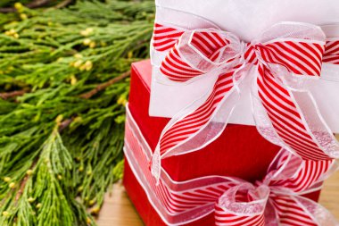 Noel hediyesi kutularındaki ahşap masa