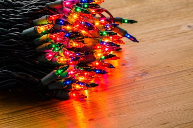 Yerde Noel ışıkları var.