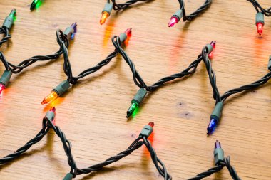 Yerde Noel ışıkları var.