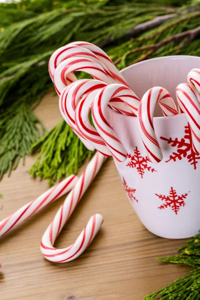 Traditionele snoep stokken op houten tafel — Stockfoto