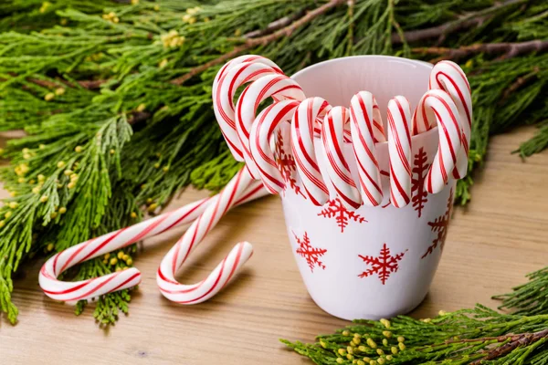 Ahşap masa üzerinde geleneksel şekerler