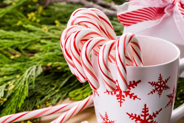 Ahşap masa üzerinde geleneksel şekerler