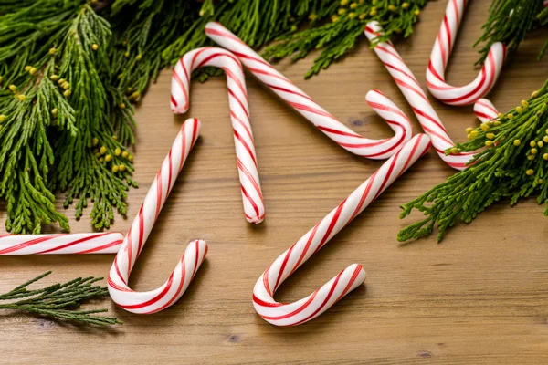 Traditionele snoep stokken op houten tafel — Stockfoto