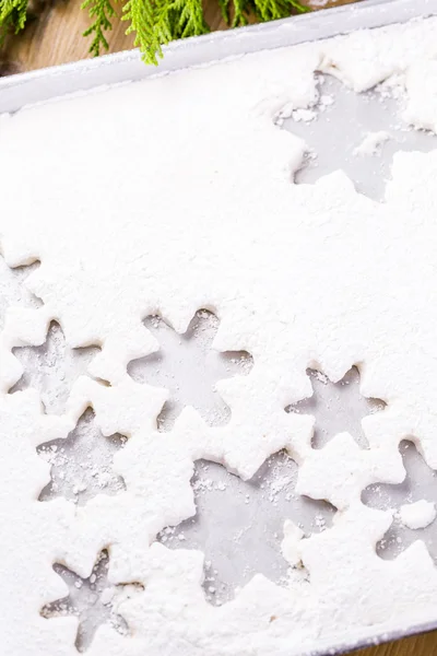 Κάνοντας marshmallows σε σχήματα νιφάδες χιονιού — Φωτογραφία Αρχείου