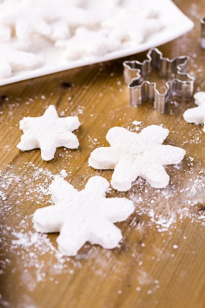 Maken van marshmallows in vormen van sneeuwvlokken — Stockfoto