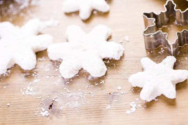 Maken van marshmallows in vormen van sneeuwvlokken — Stockfoto