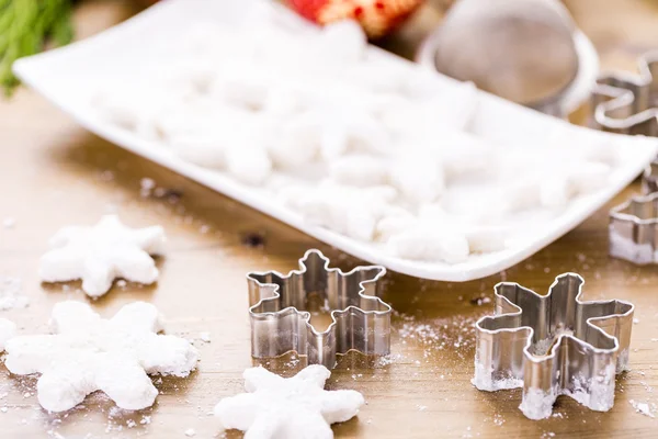 Maken van marshmallows in vormen van sneeuwvlokken — Stockfoto