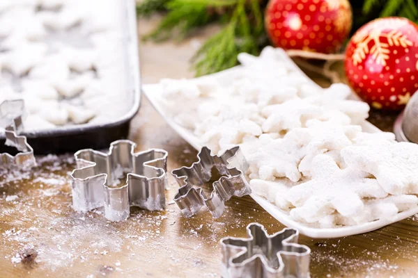 Maken van marshmallows in vormen van sneeuwvlokken — Stockfoto