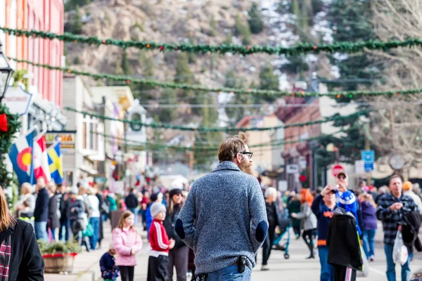 Spaziergänger auf dem jährlichen Weihnachtsmarkt — Stockfoto