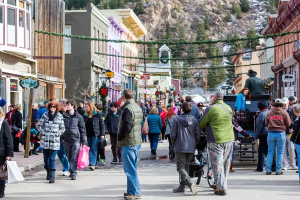 Människor gå på årliga julmarknad — Stockfoto