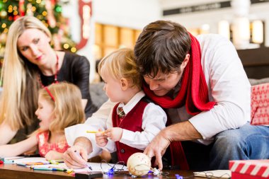 Aile çocuklarıyla birlikte eğleniyor
