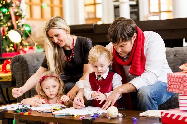 Familia divirtiéndose con sus hijos — Foto de Stock