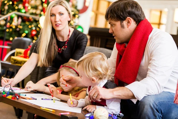 Famiglia divertirsi con i loro figli — Foto Stock