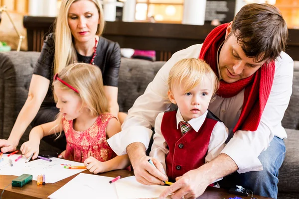 Familie hat Spaß mit ihren Kindern — Stockfoto