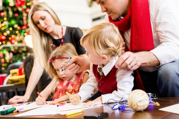 Familie hat Spaß mit ihren Kindern — Stockfoto