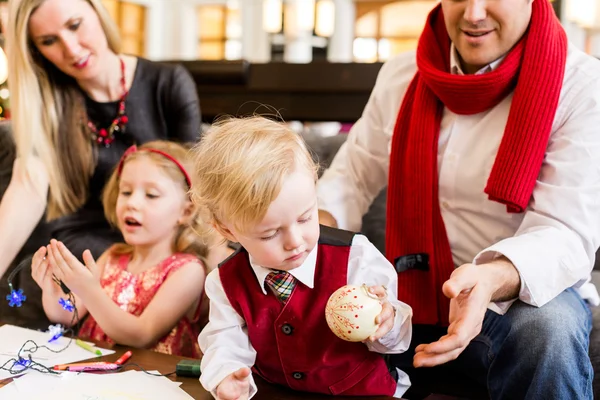 Familie hat Spaß mit ihren Kindern — Stockfoto