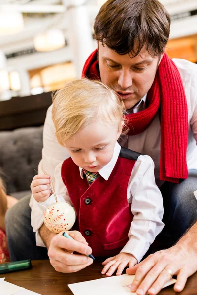 Padre e hijo en Navidad —  Fotos de Stock