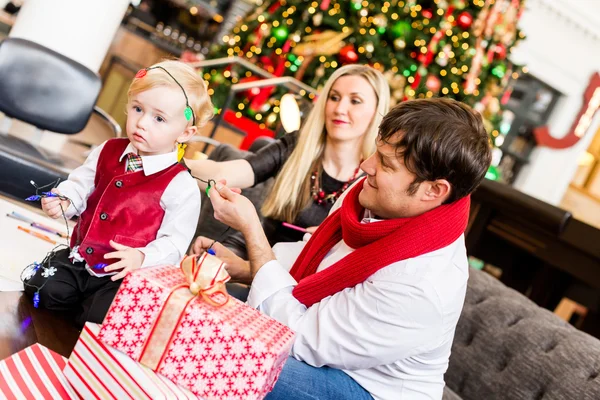 Familjen har roligt med sin son — Stockfoto