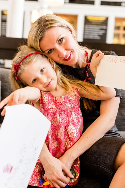 Mother and daughter with letter to Santa — Stock Photo, Image