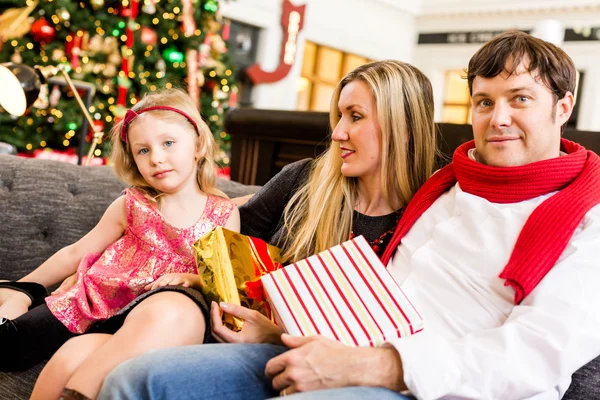 Junge Familie zur Weihnachtszeit — Stockfoto