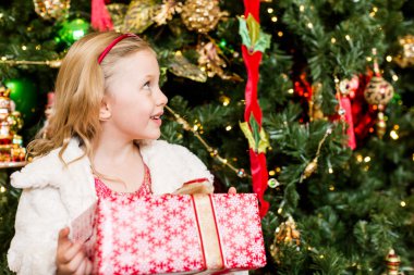 Noel ağacı önünde poz kız