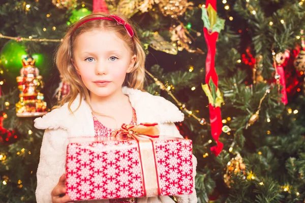 Menina posando na frente da árvore de Natal — Fotografia de Stock