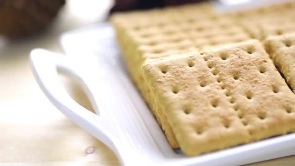 Smores station met grote witte marshmallows — Stockvideo