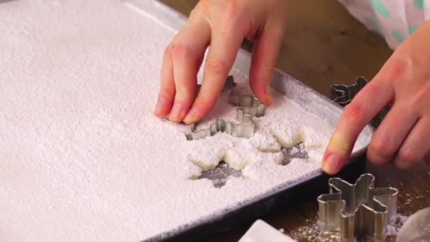 Maken van marshmallows in vormen van sneeuwvlokken — Stockvideo