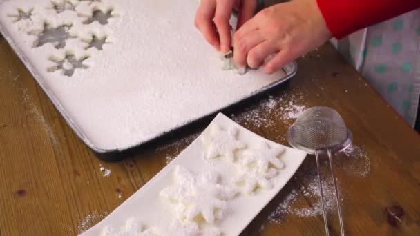 Att göra marshmallows i former av snöflingor — Stockvideo