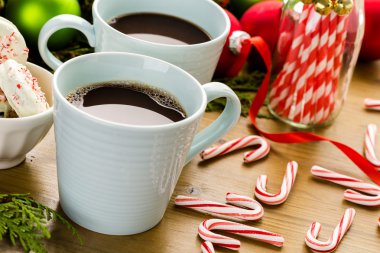 Bardak sıcak çikolata ile