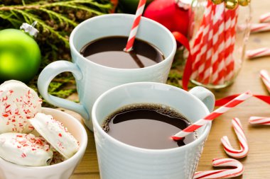 Bardak sıcak çikolata ile