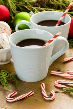 Bardak sıcak çikolata ile