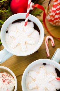 Sıcak çikolata şekerleme şeklinde kar tanesi.