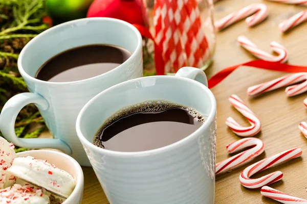 Cups met warme chocolademelk — Stockfoto