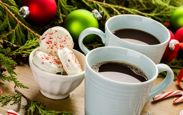 Bardak sıcak çikolata ile