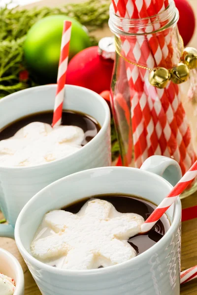 Warme chocolademelk met sneeuwvlok vormige marshmallows. — Stockfoto