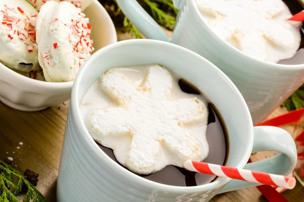 Chocolate caliente con copo de nieve en forma de malvaviscos . — Foto de Stock