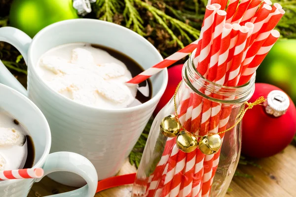 Warme chocolademelk met sneeuwvlok vormige marshmallows. — Stockfoto