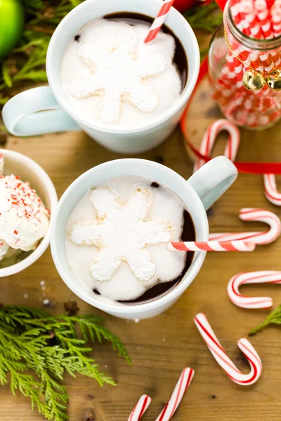 Warme chocolademelk met sneeuwvlok vormige marshmallows. — Stockfoto