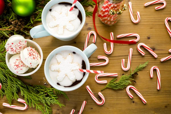 Hot chocolate with snowflake shaped of marshmallows. — Stock Photo, Image