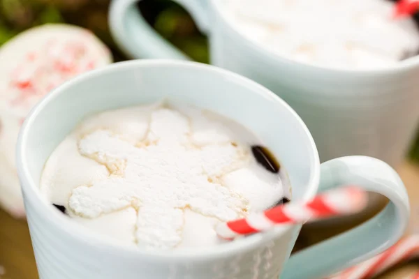 Hot chocolate with snowflake shaped of marshmallows. — Stock Photo, Image