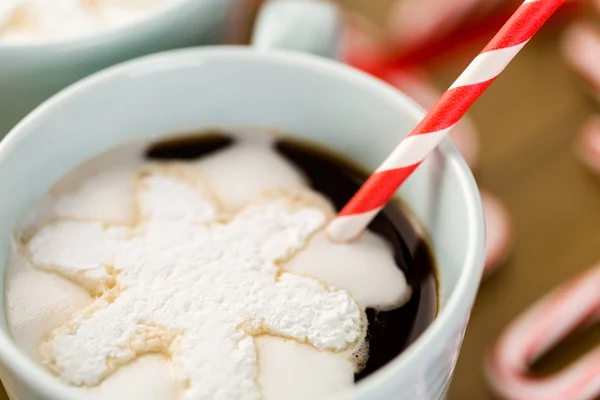 Cokelat panas dengan kepingan salju berbentuk marshmallow . — Stok Foto