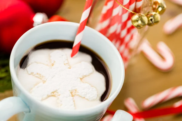 Hot chocolate with snowflake shaped of marshmallows. — Stock Photo, Image
